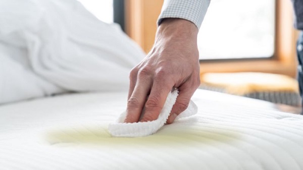 Bạn cần xử lý vết nôn trên đệm càng sớm càng tốt