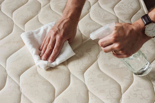 Cồn giúp diệt khuẩn và khử mùi nôn ói trên đệm nhanh chóng