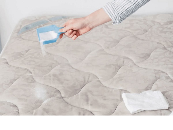 Bột baking soda giúp hút ấm và khử mùi nôn trên đệm hiệu quả