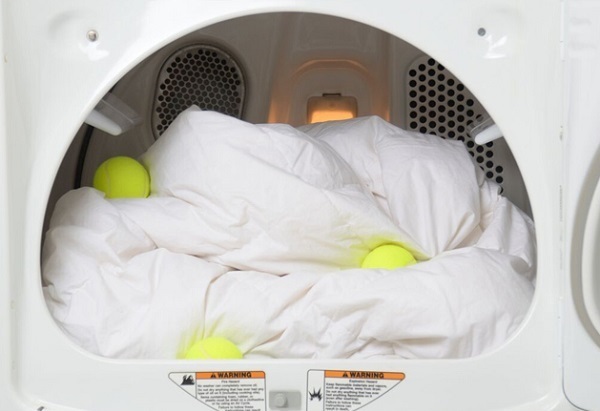 Sấy khô chăn ở nhiệt độ thấp với 2-3 quả bóng tennis